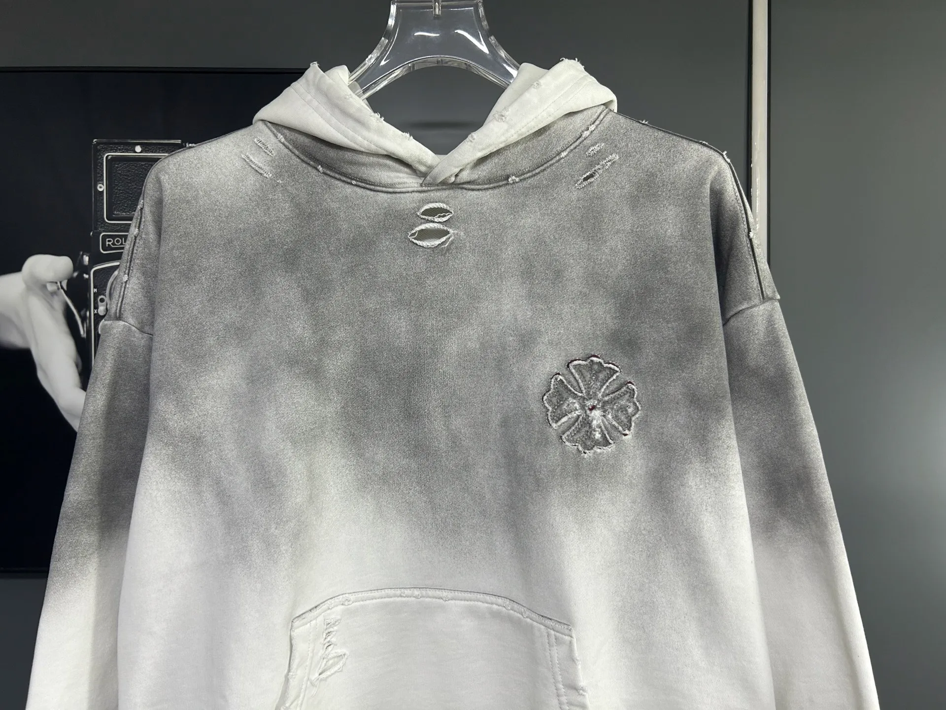 P310 𝗖𝗵𝗿𝗼𝗺𝗲 𝗛𝗲𝗮𝗿𝘁𝘀/Cro Heart 2025 Cross Patch Embroidery Summer New Original Single Counter American Acid Washed Distressed Laser Burnt Patch Embroidery Couple Casual Hooded Sweatshirt 👑The highest version! Customized fabric 440g tripe terry fabric! American acid-washed and distressed original fabric laser burnt ✟appliqué embroidery and exquisite embroidery of letters! The best-selling model at the counter. It is very comfortable to wear. It is low-key yet luxurious. It is very classy when worn. The large size and tailoring are needless to say. The upper body is exquisite and vivid. 👍High-end first-class materials. A truly palace-level product. The cotton from Turkey is of outstanding quality. After heavy washing, the clothes are very soft! Not picky, the upper body is absolutely stylish and extremely luxurious. Auxiliary materials: The original model has been authenticated and labeled ➕100% silk washed with water label. Genuine purchase-grade original hangtag➕matching hanging rope➕3D hanging beads➕original packaging bag. Craftsmanship: The original version has consistent wiring! The highest version of the armhole matching technique! Countless times of pattern making to 100% restore the original appearance! The correct version is the same for men and women, super eye-catching, super good-looking, and super atmospheric! Color: black, white and gray Size, XS S M L